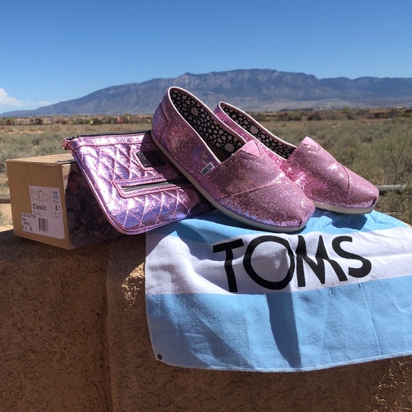 Toms Shoes - ‼️PRICE DROP‼️Classic pink glittery TOMS.